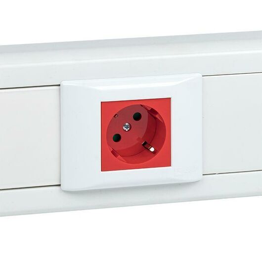 Розетка 45х45 PRO 45град. с заземл. красн. EKF E6MR16-028-70-45 • Купить по низкой цене в интернет-магазине СМЭК